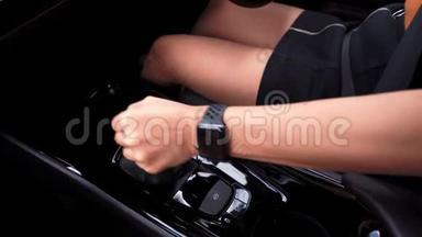 驾驶汽车时妇女换挡的手